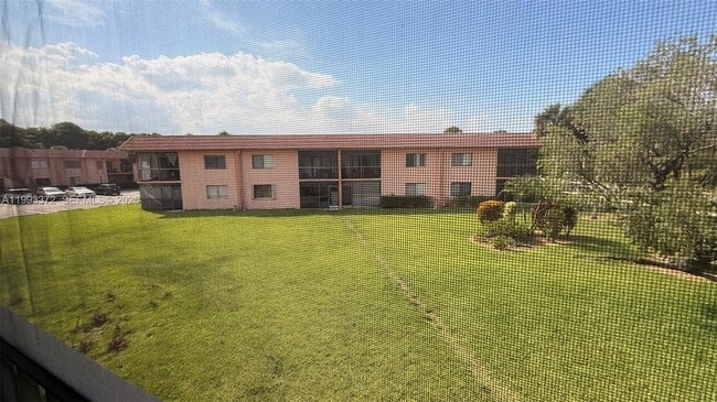 Building Photo - 231 Lakeview Dr