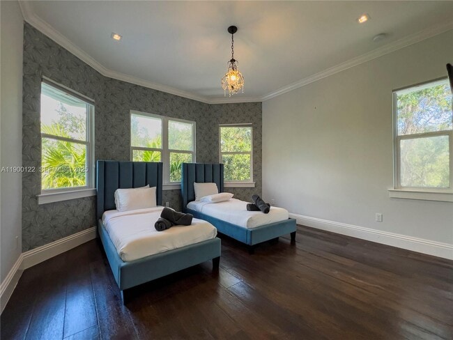 Building Photo - 545 SW Indianola St