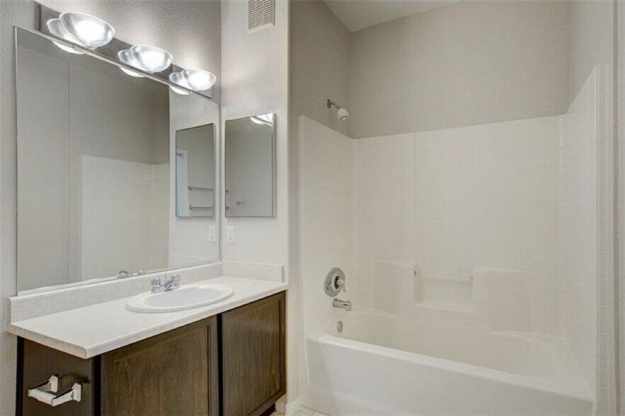Building Photo - 720 Peachy Canyon Cir