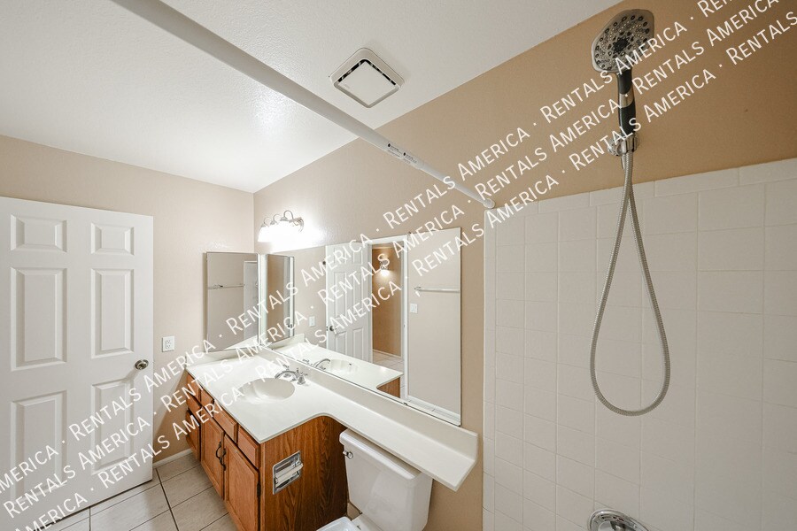 Building Photo - 1817 N Palm Dr