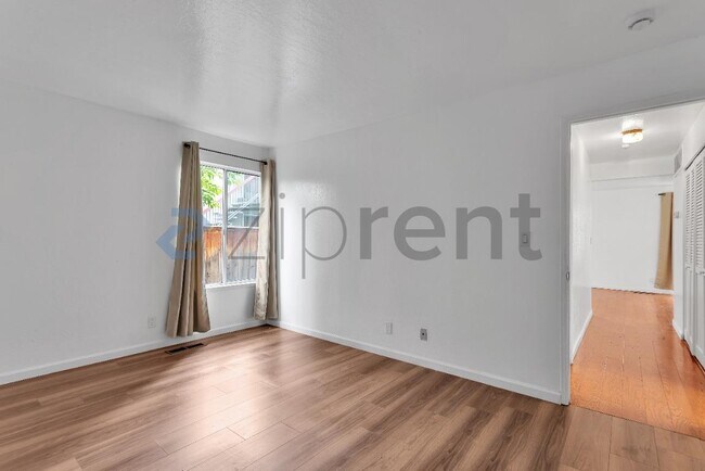 Building Photo - Unit C