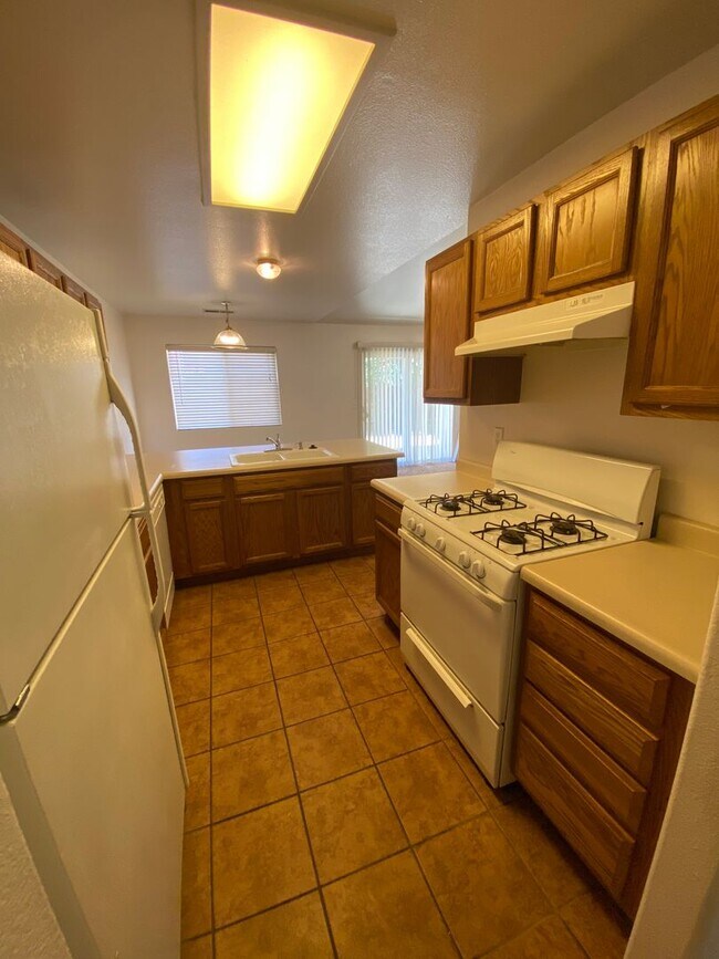 Building Photo - 3848 E Oak Ave