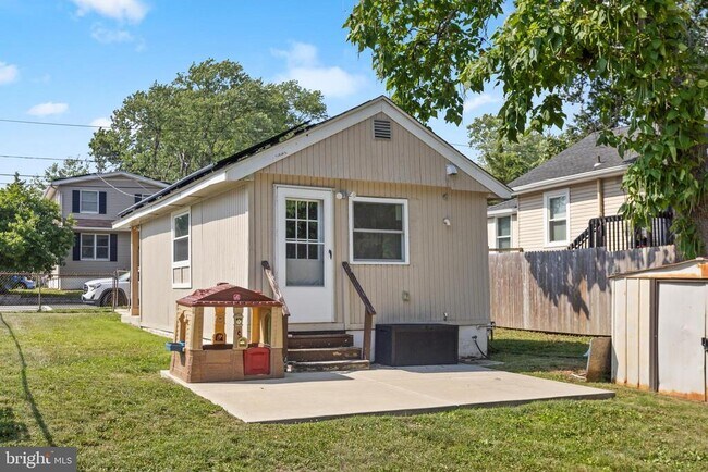 Building Photo - 325 W Evergreen Ave