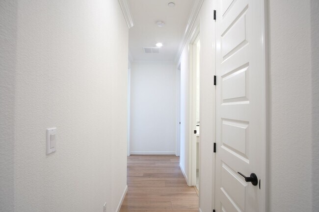 Building Photo - Stunning 4-bedroom 2.5 bathroom