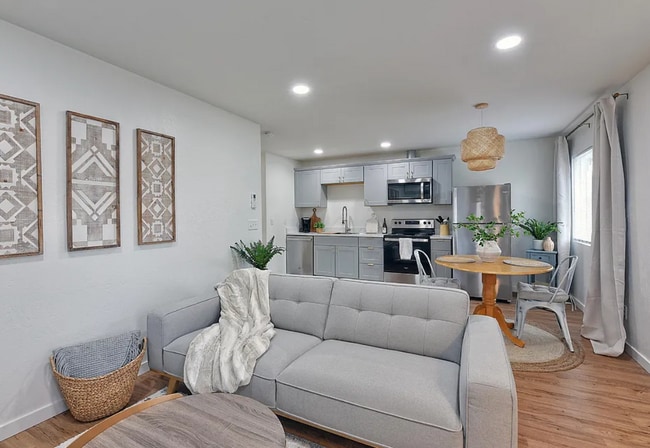 Building Photo - 1017 Plum St