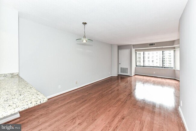 Building Photo - 900 N Stafford St