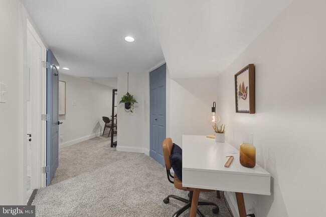 Building Photo - 737 Dolphin St