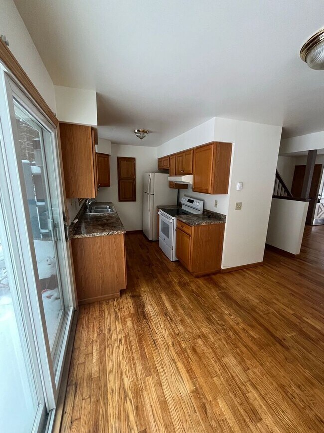 Building Photo - 877 Loon Lake Rd