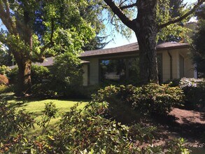 Building Photo - Lovely Mid Century Ranch in sought after West Slope neighborhood!