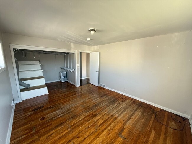 Building Photo - Beautiful 4 Bed, 3 Bath House; W/D Included; Fenced Yard; Wood Floors; and a Charming Style