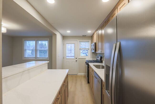 Building Photo - RENOVATED PARKVILLE TOWNHOME 3BR 1.5BA