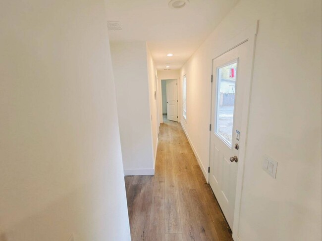 Building Photo - 824 S 1st St