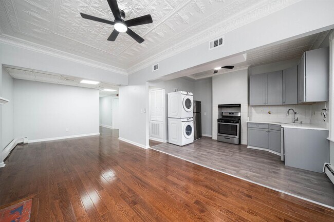 Primary Photo - 728 Bergen Ave