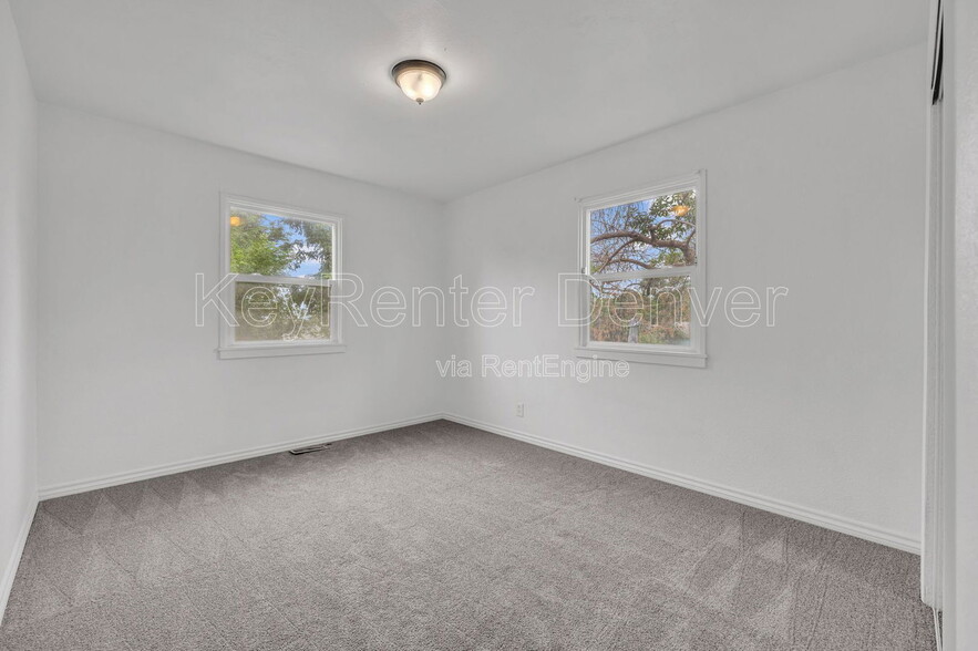 Building Photo - 8910 Poze Blvd