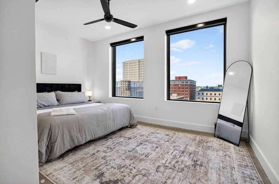 Building Photo - 15 W 6th St