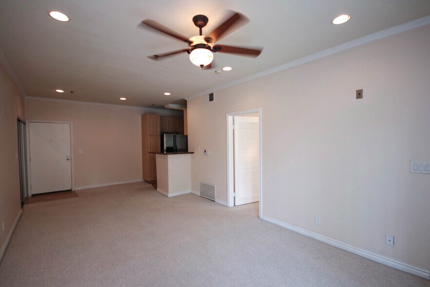 Building Photo - 300 N El Molino Ave