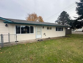 Building Photo - Large 2 bedroom duplex