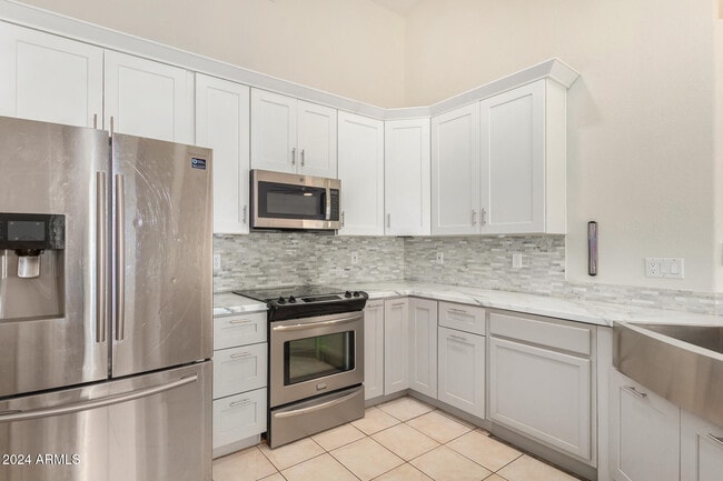 Building Photo - 8338 W Paradise Dr