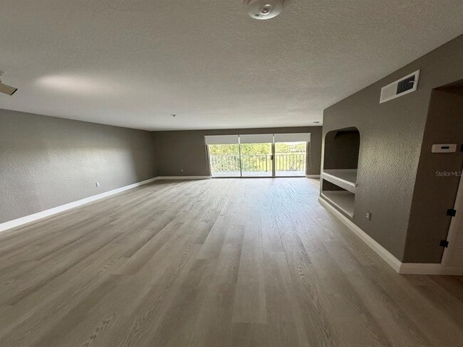 Building Photo - 13803 Fairway Island Dr