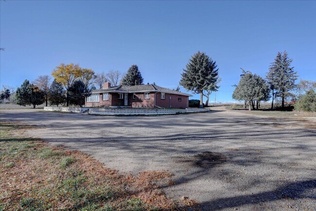 Building Photo - 3 Bedroom 3 Bathroom Home on a 1 Acre Lot