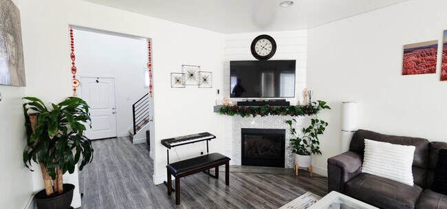 Building Photo - 5213 W Fortrose Dr