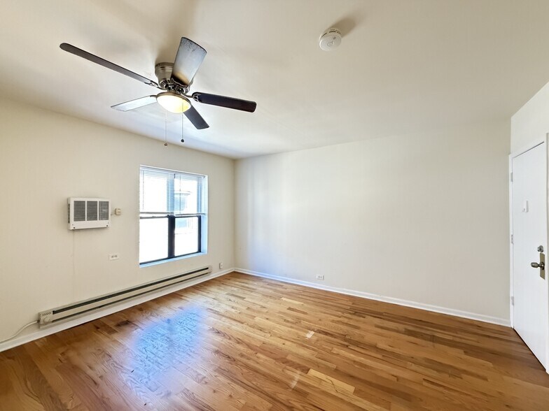 Building Photo - 814 W Cornelia Ave