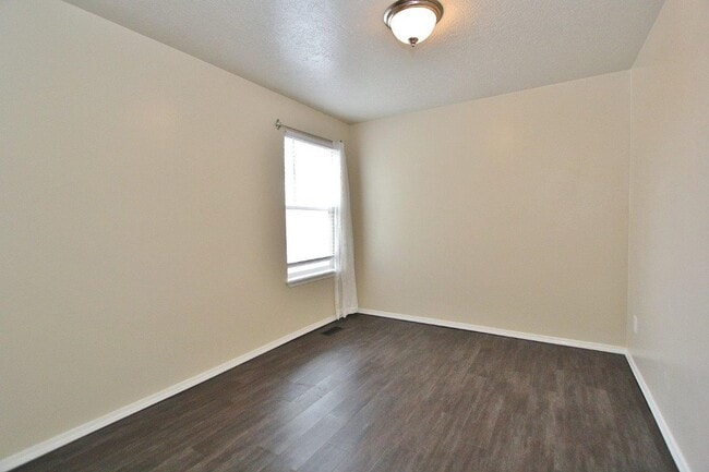 Building Photo - Spacious Home in Quiet Neighborhood