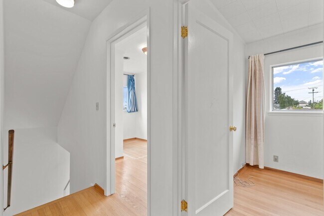 Building Photo - Upper Dimond/Lincoln Highlands Wonderful Craftsman Home!