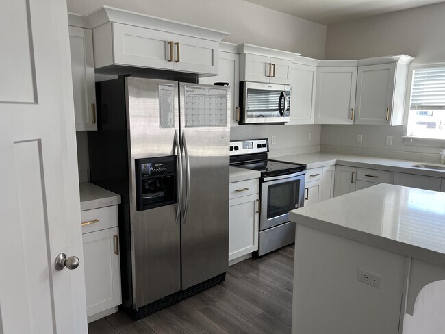 Building Photo - 822 E 380 S