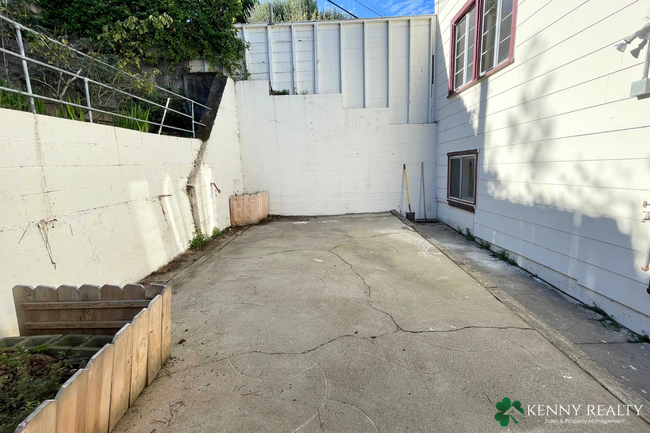 Building Photo - Three Bedroom Home in Great Location with ...