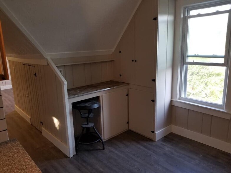 Attic Suite Office - 401 Morgan Ave N