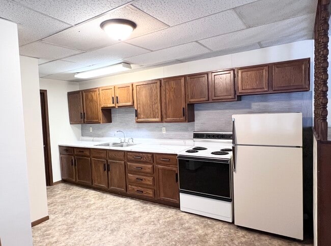 Building Photo - 609 N Pokegama Ave