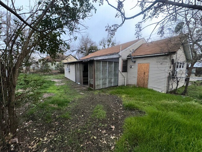 Building Photo - 210 N 10th St