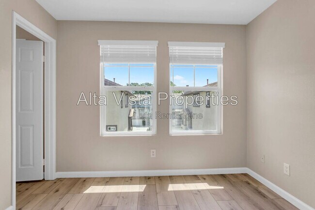 Building Photo - 16912 Laurel Hill Ln