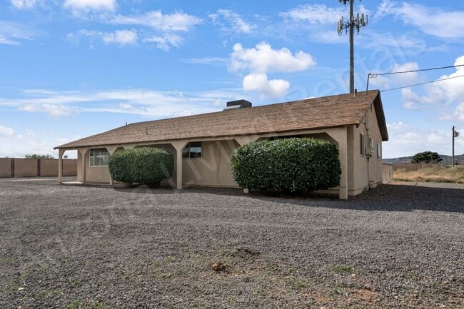 Building Photo - PET FRIENDLY CENTRALLY LOCATED ON ONE ACRE