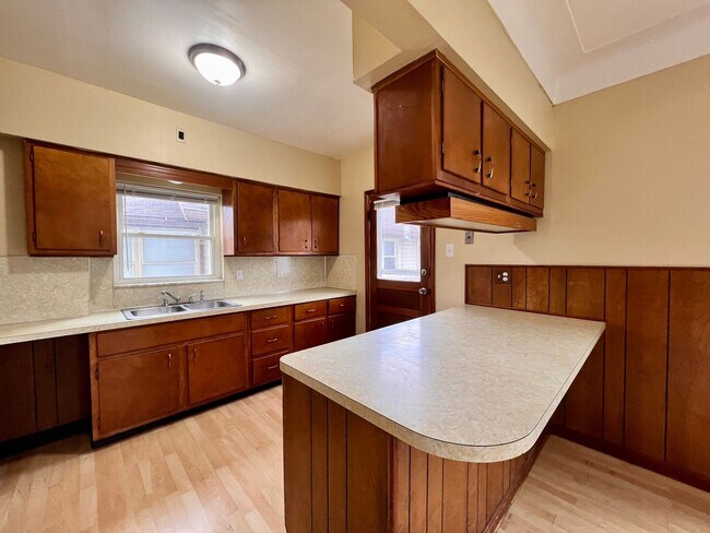 Building Photo - 3 Bedroom House - East Toledo