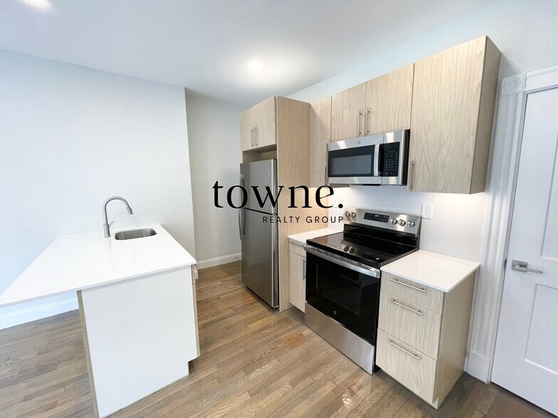 Building Photo - 215 Newbury St