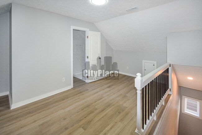 Building Photo - 2224 N Kenwood Ave