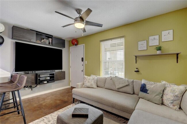 Primary Photo - 2302 East Side Dr