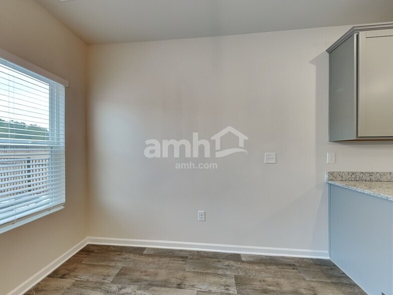 Building Photo - 3260 Emberly Dr