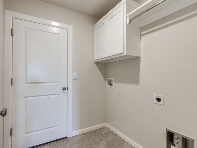 Building Photo - MUST SEE!!