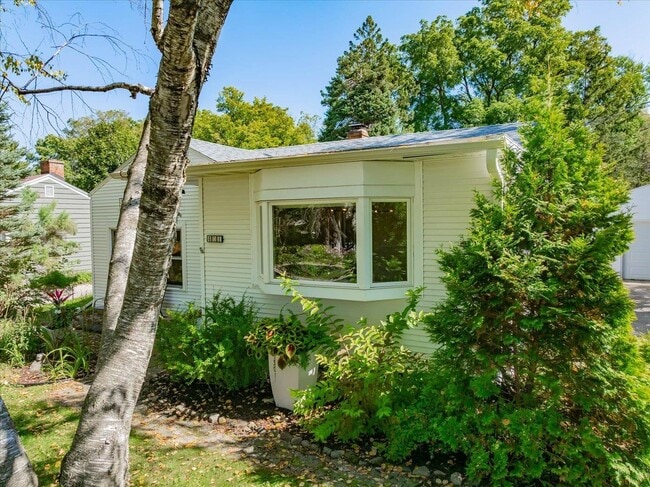 Building Photo - 401 Merrill Crest Dr