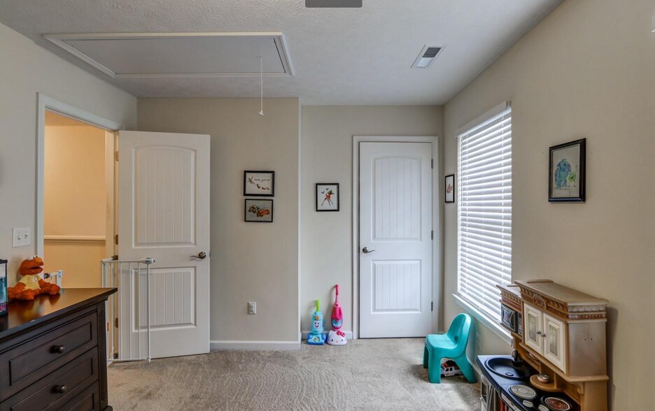 Building Photo - 27 Gloucester Dr