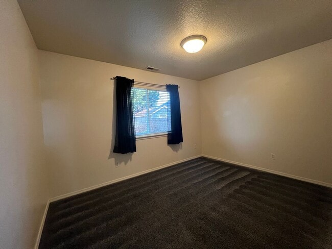 Building Photo - Open Concept Living Close to Downtown Gran...