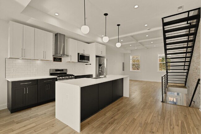 Building Photo - Penthouse 2BR/2.5BA with 3 Private Outdoor...