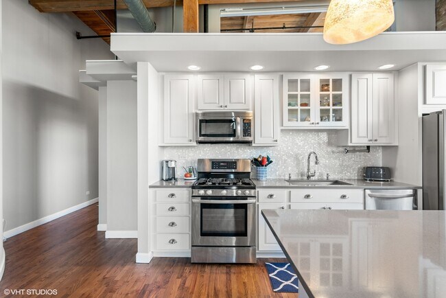 Building Photo - 1259 N Wood St