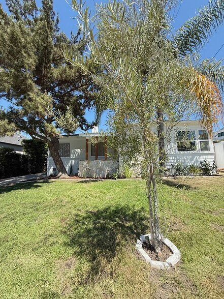 Grassy Front Yard - 3964 Goodland Pl