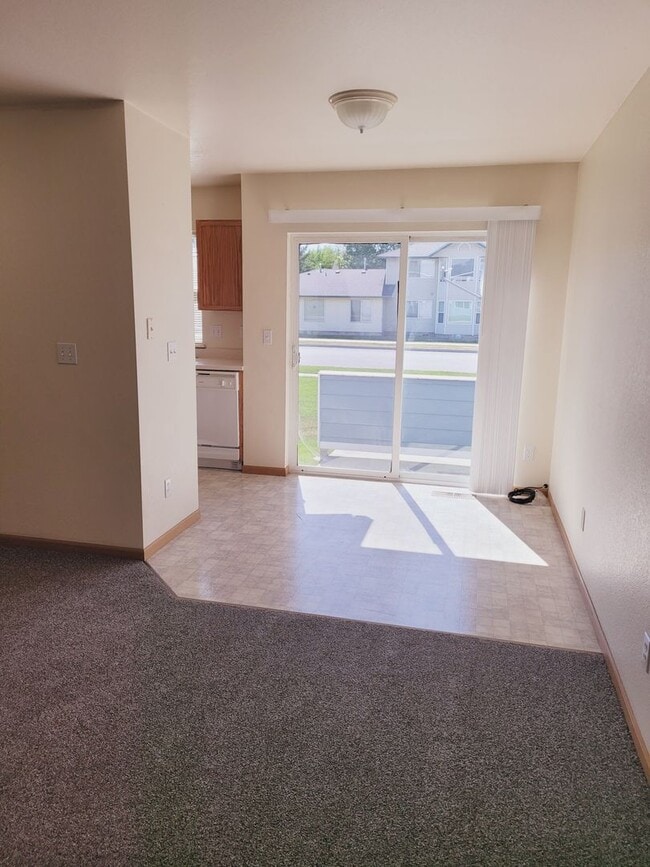 Building Photo - Bright & Convenient Townhouse Living!