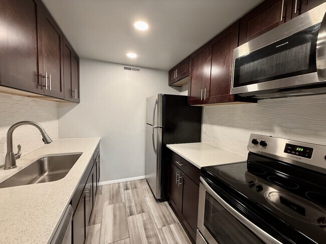 Building Photo - 3852 N Parkway Dr