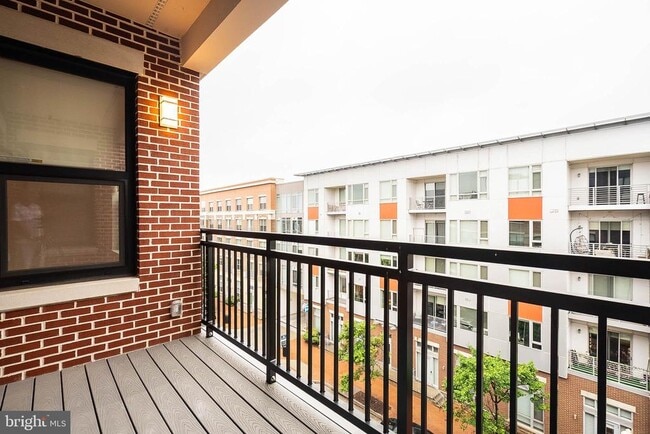 Building Photo - 701 Swann Ave